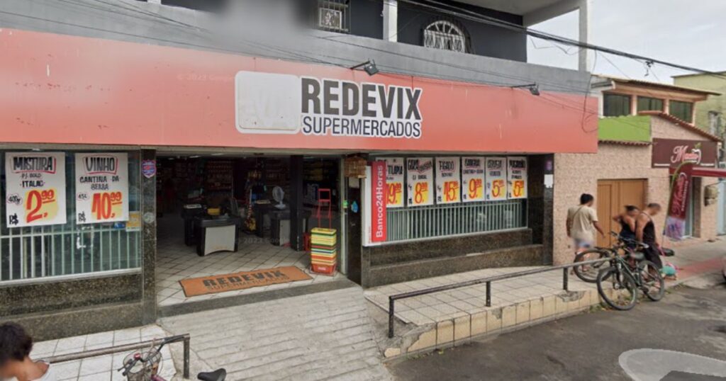 A fachada e entrada principal do Redevix Supermercados Feu Rosa.