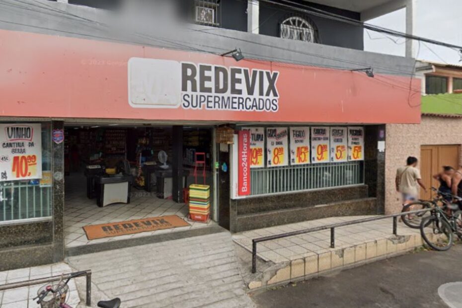A fachada e entrada principal do Redevix Supermercados Feu Rosa.